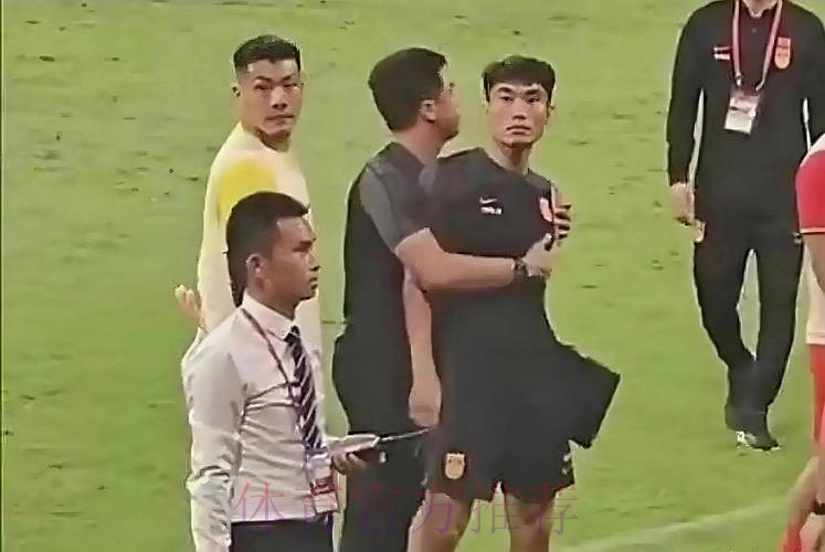 国足队员天津助力校园足球 郑智充当教练员